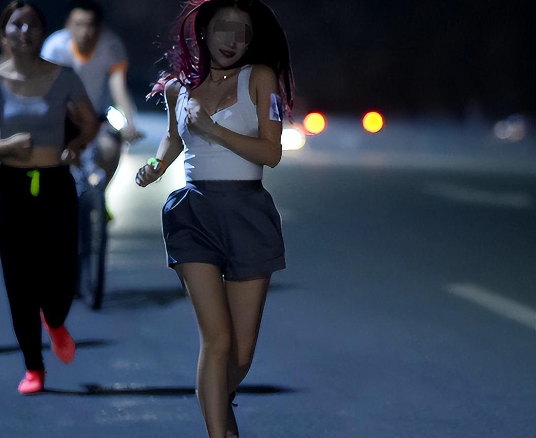 女孩夜跑失踪事件揭秘，巷弄深处神秘小店最新动态